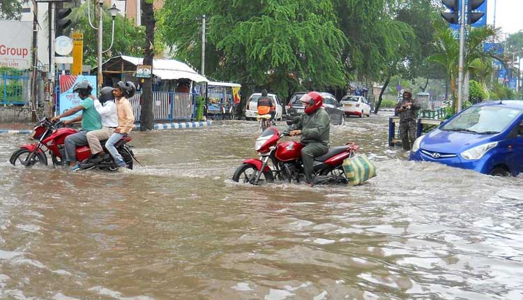 యాస్ ఎఫెక్ట్‌: కోల్‌క‌తాలో భారీ వ‌ర్షం..!