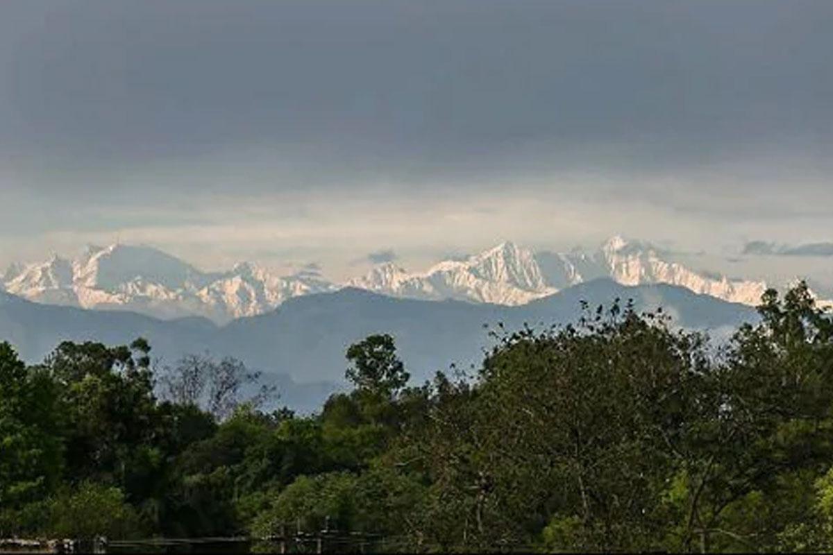 కనిపించిన హిమాలయ శిఖరాలు.. ఫొటోలు వైరల్‌