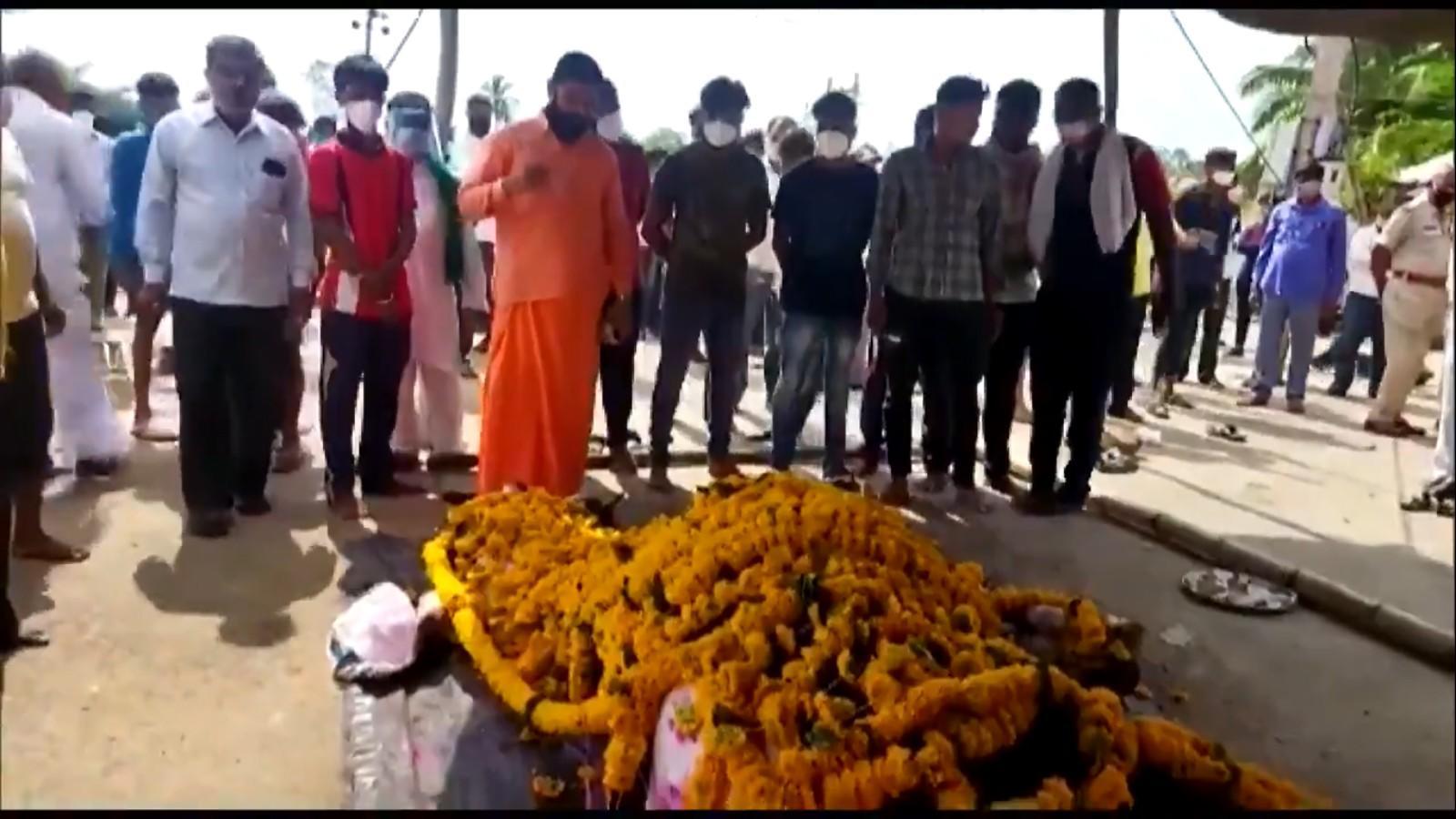 కోవిడ్ లాక్డౌన్: గుర్రం అంత్యక్రియలకు వందల మంది హాజరు, 14 రోజులపాటు గ్రామం దిగ్బంధం
