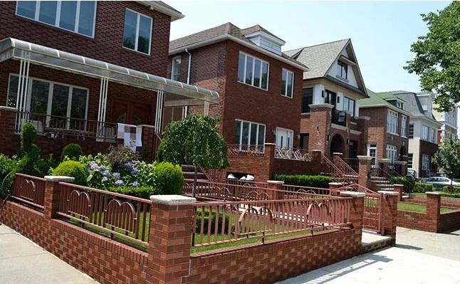 సార్ మీ ఇల్లు ఒక మీటరు పక్కకు జరపాలి లేదంటే కోటిన్నర జరిమానా కట్టండి