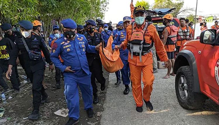 సెల్ఫీ దిగుతుండ‌గా ప‌డ‌వ‌ బోల్తా.. ఏడుగురు మృతి