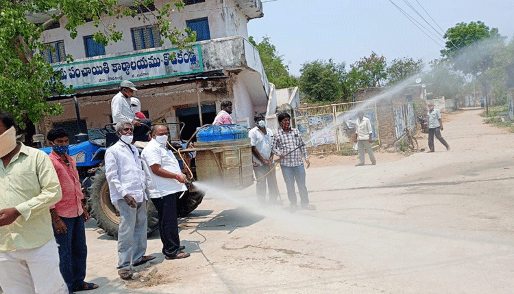 గ్రామాల్లో సోడియం హైపోక్లోరైట్‌ ద్రావణం పిచికారీ