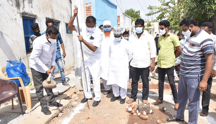 పేదల కాలనీల అభివృద్ధిపై ప్రత్యేక దృష్టి