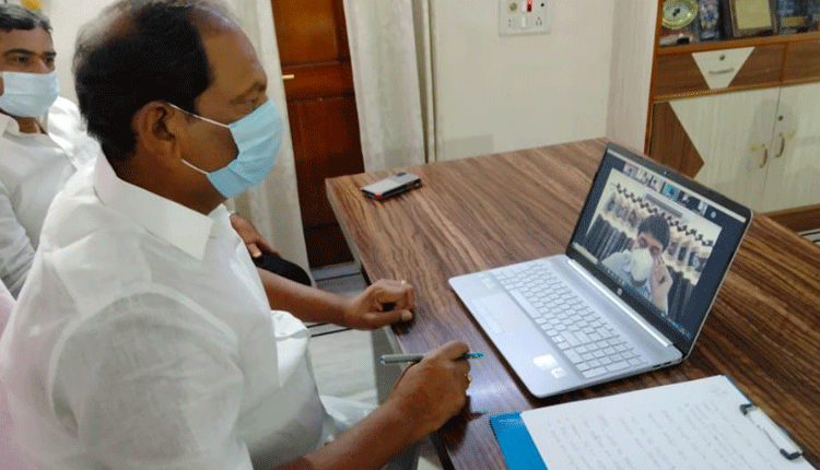 కరోనాను జయించేలా ధైర్యం చెప్పాలి