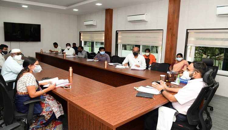 ఉద్యోగులకు గుర్తింపు కార్డులు ఇవ్వాలి