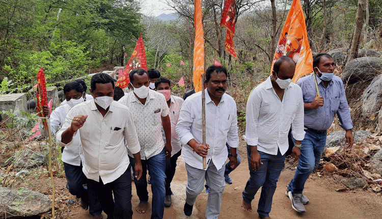 ముడుపు విప్పి.. మొక్కు చెల్లించుకొని..