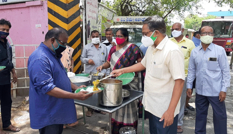 అన్నం పెడుతూ..ఆదరిస్తూ