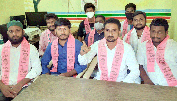 రాజకీయ పబ్బం గడిపేందుకే రాజీనామాకు వెనుకడుగు