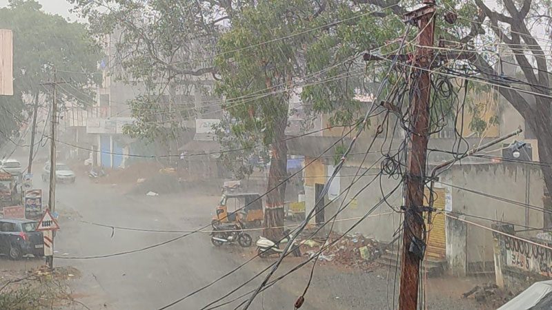 ఉరుములు, మెరుపులతో పలు గ్రామాల్లో మోస్తరు వర్షం