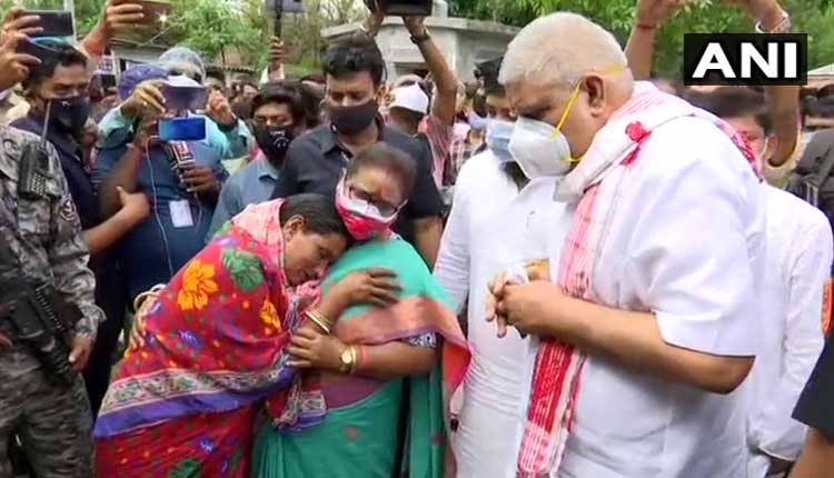 బెంగాల్లో గవర్నర్ పర్యటన.. నల్లజెండాలు చూపి జనం నిరసన