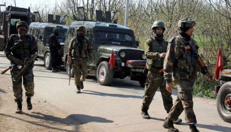 పోలీసులపై ఉగ్రవాదుల గ్రనేడ్‌ దాడి