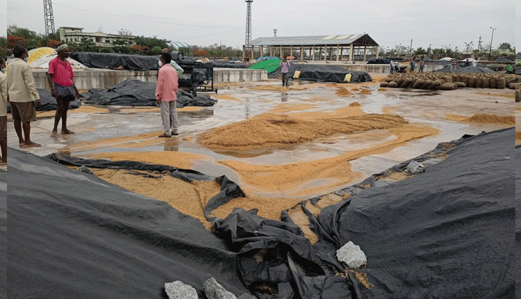 జ‌న‌గామ‌లో భారీ వ‌ర్షం.. మార్కెట్‌లో త‌డిసి ముద్ద‌యిన ధాన్యం