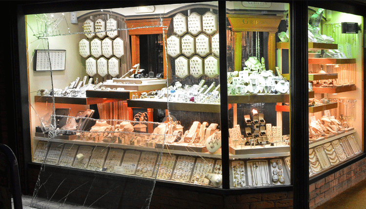 బంగారం దుకాణంలో చోరీ.. 15 కేజీల వెండి, బంగారం మాయం