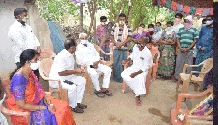 బాధిత కుటుంబాలకు మంత్రి కొప్పుల పరామర్శ