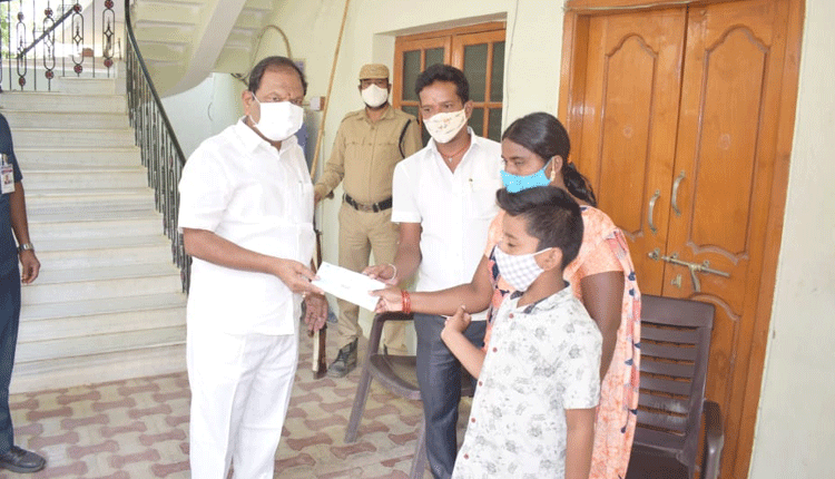బాధిత కుటుంబానికి చెక్కును అందజేసిన మంత్రి