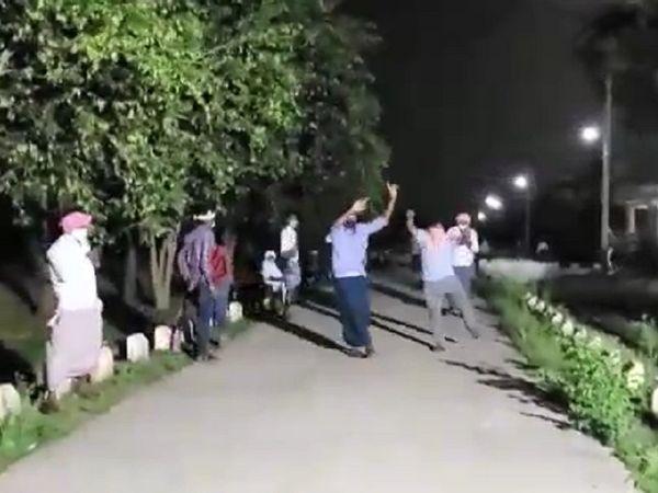 క‌రోనా రోగుల్లో ఉత్తేజం నింపేందుకు భార్య‌తో క‌లిసి ఎమ్మెల్యే స్టెప్పులు!