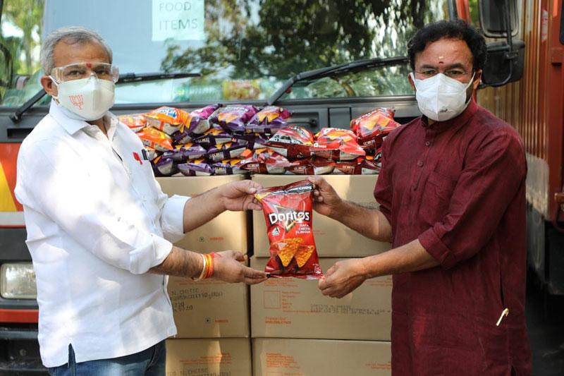 కరోనా వేళ కుర్‌కురే ప్యాకెట్ల పంపిణీనా?