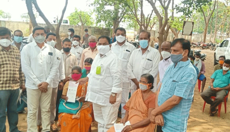 బాధితులకు అండగా టీఆర్‌ఎస్‌ ప్రభుత్వం