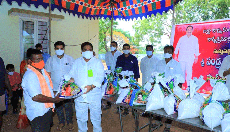 రిక్షా కార్మికులకు ఎమ్మెల్యే సండ్ర చేయూత