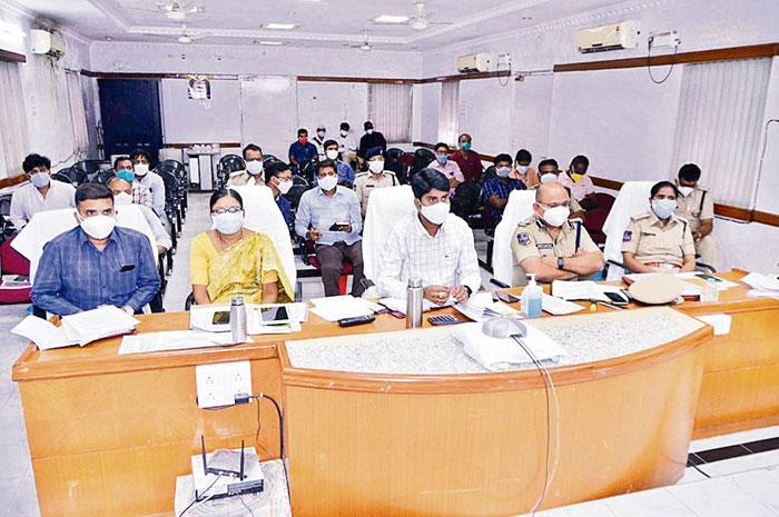 లాక్‌డౌన్‌ను కఠినంగా అమలు చేయండి