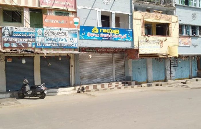 జిల్లా కేంద్రంలో స్వచ్ఛంద లాక్‌డౌన్‌