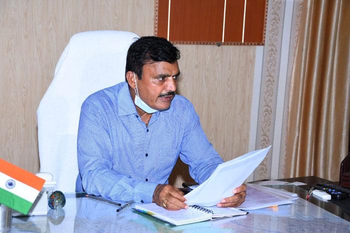 హోం ఐసొలేషన్‌లో ఉన్న వారిని నిరంతరం పర్యవేక్షించాలి