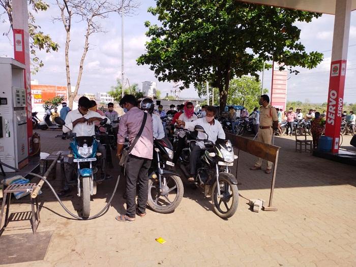 లాక్‌డౌన్‌ నిబంధనలు ఉల్లంఘించిన వారికి జరిమానా