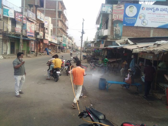 పలు గ్రామాల్లో కొనసాగుతున్న సెల్ఫ్‌ లాక్‌డౌన్‌