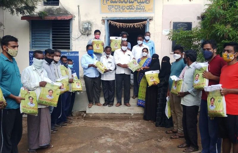 ముస్లిములకు రంజాన్‌ గిఫ్ట్‌ ప్యాక్‌ల పంపిణీ