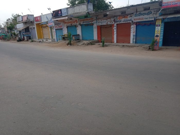 గ్రామాల్లో కొనసాగుతున్న సెల్ఫ్‌ లాక్‌డౌన్‌