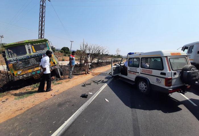 కొడుకు మృతదేహాన్ని తీసుకొస్తూ..రోడ్డు ప్రమాదంలో తండ్రి మృతి