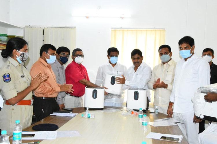 30 ఆక్సిజన్‌ కాన్సన్‌ట్రేటర్ల వితరణ