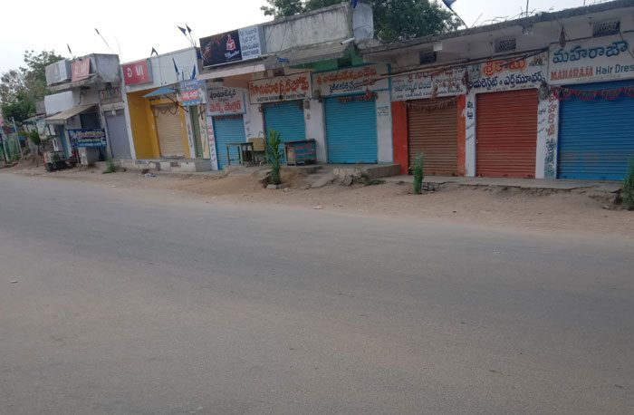 గ్రామాల్లో కొనసాగుతున్న సెల్ఫ్‌ లాక్‌డౌన్‌