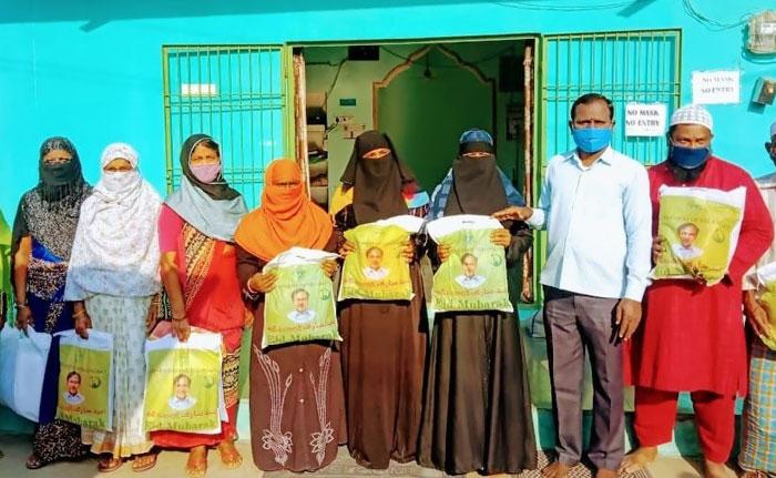 ముస్లింలకు రంజాన్‌ దుస్తుల పంపిణీ