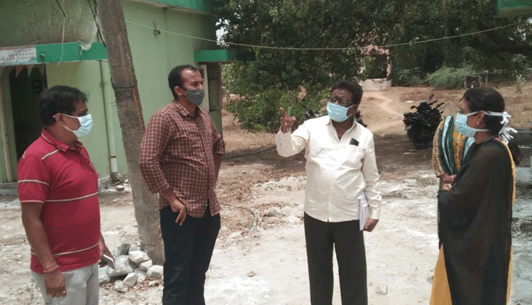 పీహెచ్‌సీలను సందర్శించిన ప్రత్యేకాధికారులు