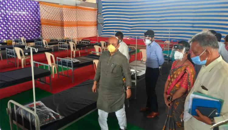 ఇంటి ప్రాంగ‌ణాన్ని క‌రోనా కేంద్రంగా మార్చిన క‌ర్ణాట‌క మంత్రి