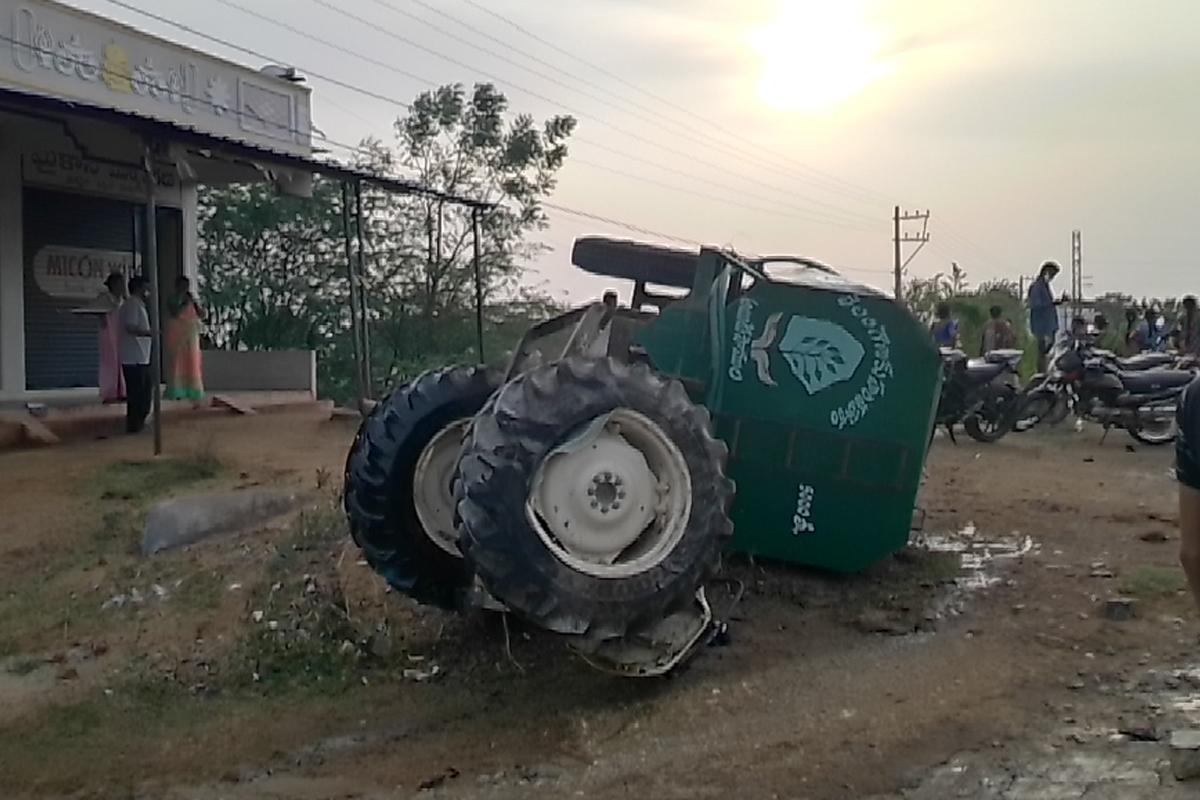 పంచాయతీ ట్రాక్టర్‌ను ఢీకొట్టిన లారీ.. డ్రైవర్‌ దుర్మరణం