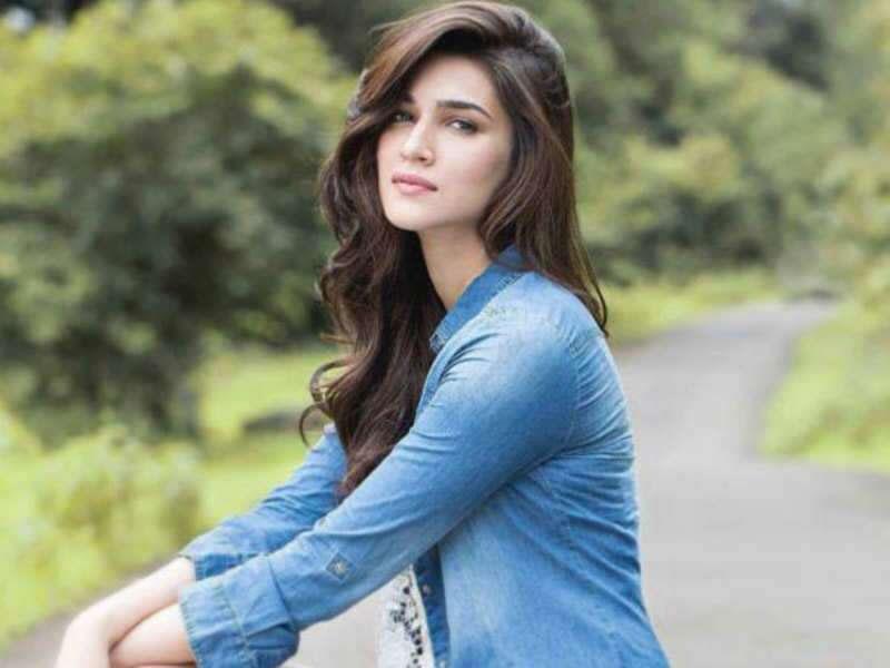 నాది సాధార‌ణ‌ మ‌ధ్య‌త‌ర‌గ‌తి కుటుంబం: కృతిస‌న‌న్‌