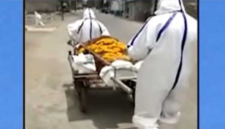 క‌రోనా ఎఫెక్ట్‌: తోపుడు బండిపై త‌ల్లి అంతిమ యాత్ర..!