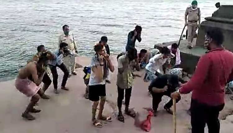 లాక్‌డౌన్ వేళ న‌దిలో ఈత‌.. గుంజీలు తీయించిన పోలీసులు