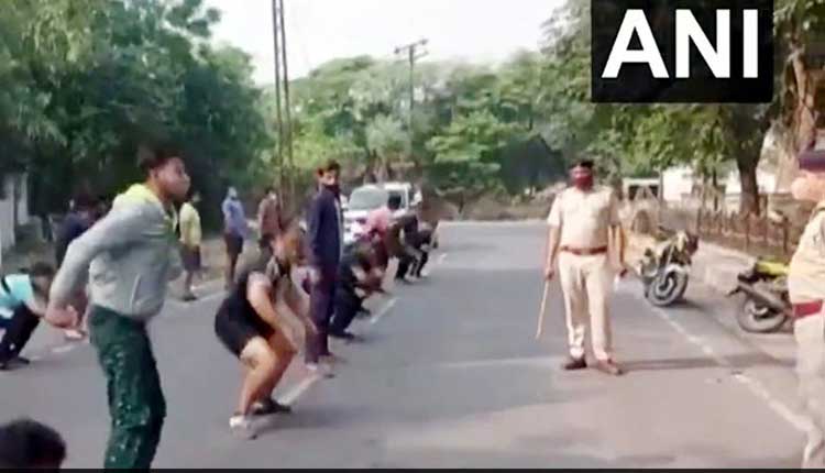 లాక్‌డౌన్‌ నిబంధ‌న‌లు ఉల్లంఘ‌న‌.. బింగీలు తీయించిన పోలీసులు.. వీడియో