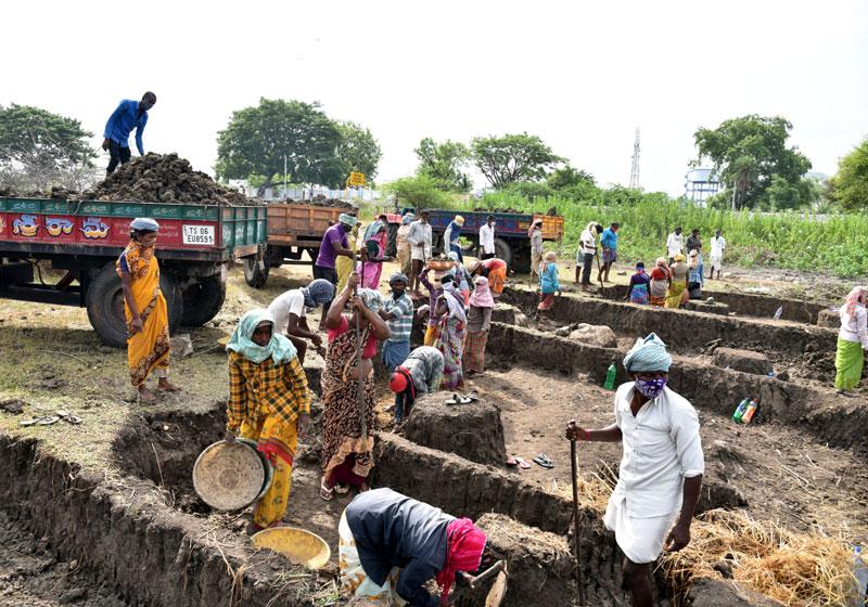 కూలీలకు అండగా ‘ఉపాధి’