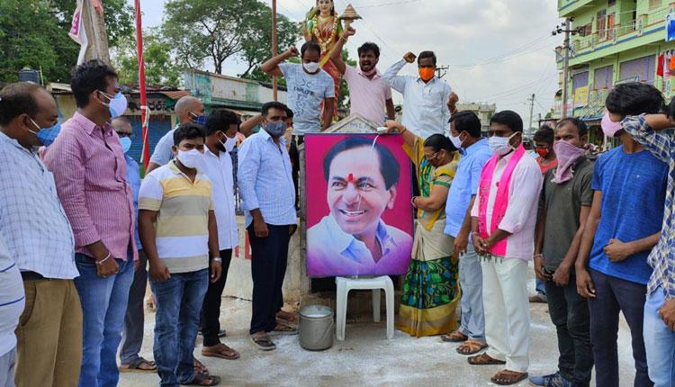 సీఎం కేసీఆర్‌ చిత్ర పటాలకు పాలాభిషేకం