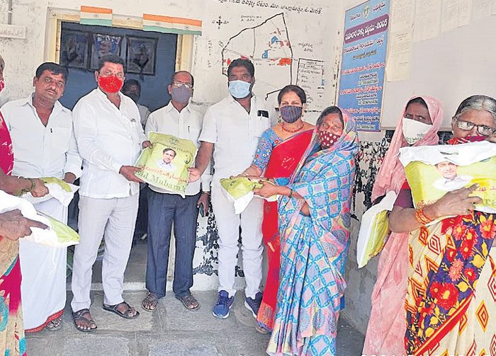 రంజాన్‌ కానుకలు అందజేత