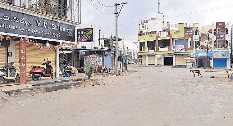 నిర్మానుష్యంగా రోడ్లు