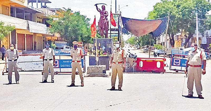 నిర్మానుష్యంగా రహదారులు