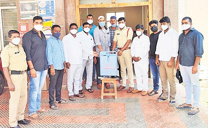 ఆక్సిజన్‌ కాన్సన్‌ట్రేటర్‌ అందజేత