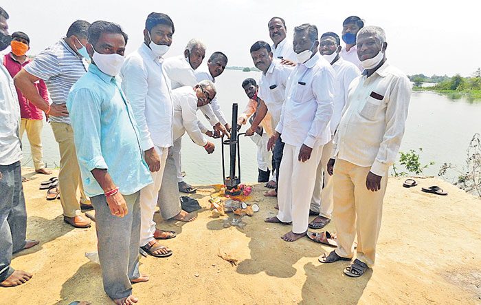 గొలుసుకట్టు చెరువులోకి గోదావరి జలాలు