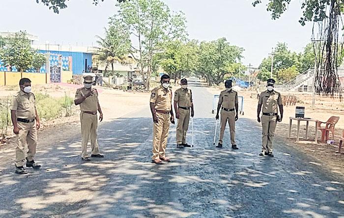 రోడ్లు నిర్మానుష్యం