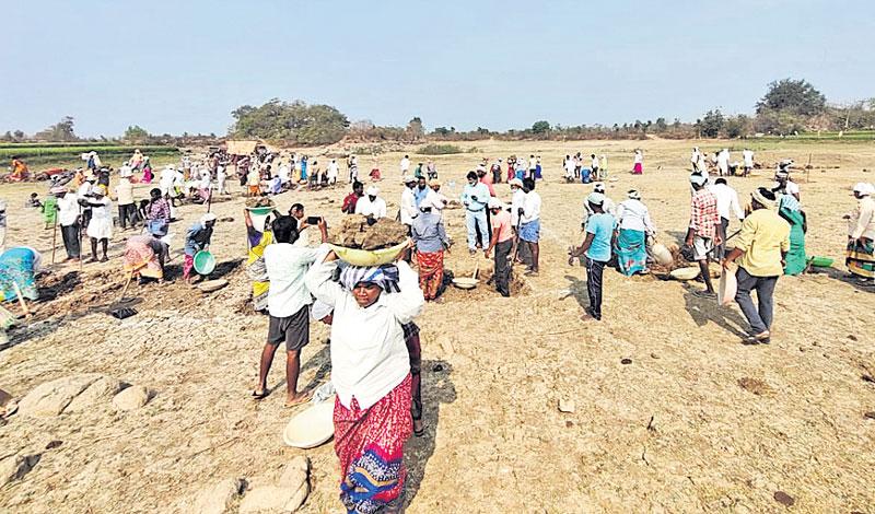 ఊరిలోనే ఉపాధి..!